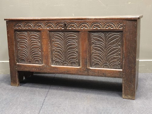 Lot 626 - A 17th century oak coffer, 62 x 112 x 42cm