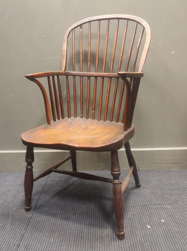 Lot 576 - A 19th century elm Windsor armchair