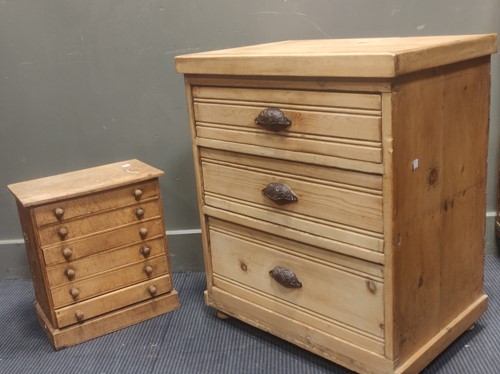 Lot 561 - A Victorian pine chest of drawers of small...