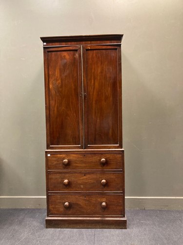 Lot 513 - A small mahogany linen press, 195 x 82.5 x 42cm