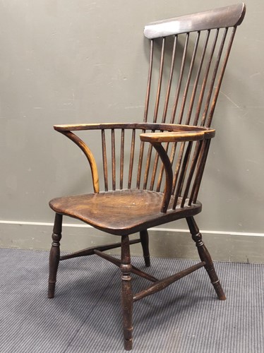 Lot 578 - A comb back windsor elbow chair 112 x 60 x 46cm