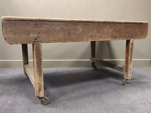 Lot 625 - A pine serving table 80 x 91 x ?cm