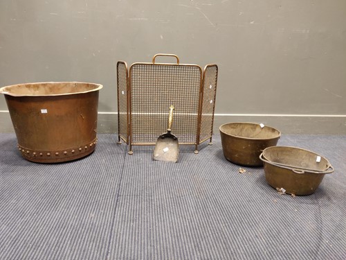 Lot 598 - A collection of metalwares to include a log...