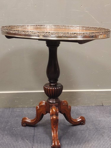 Lot 539 - A Victorian mahogany and walnut tilt-top...