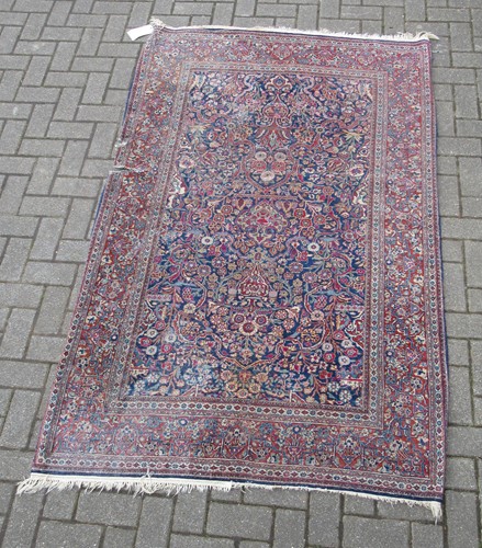 Lot 730 - An early 20th century Kashan rug 210 x 128cm