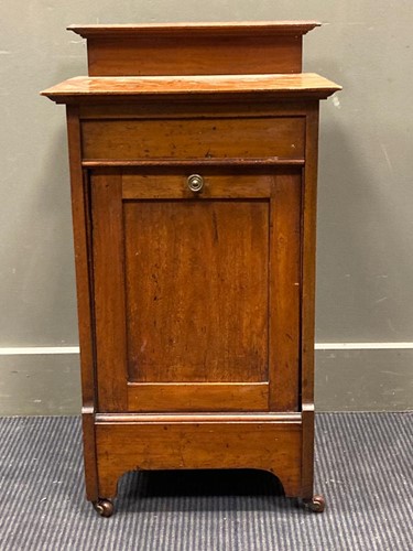 Lot 506 - An Edwardian walnut purdonium, 76.5 x 43.5 x...