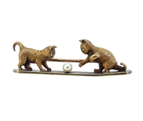 Lot 26 - A brooch with kittens playing