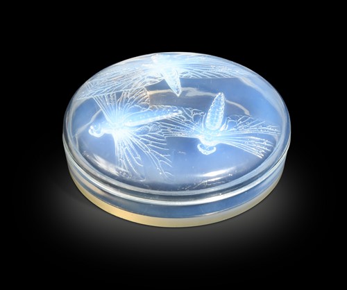 Lot 19 - Libellules,  an R. Lalique opalescent glass powder box and cover, designed 1921