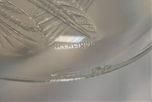 Lot 19 - Libellules,  an R. Lalique opalescent glass powder box and cover, designed 1921