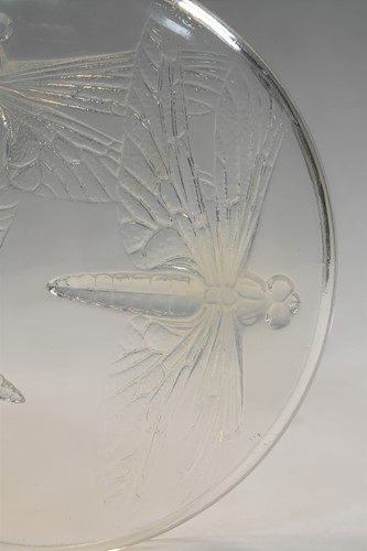 Lot 19 - Libellules,  an R. Lalique opalescent glass powder box and cover, designed 1921