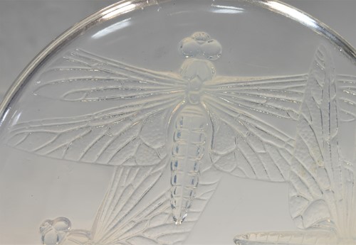 Lot 19 - Libellules,  an R. Lalique opalescent glass powder box and cover, designed 1921
