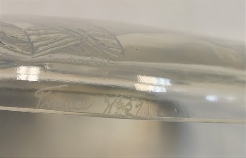 Lot 19 - Libellules,  an R. Lalique opalescent glass powder box and cover, designed 1921