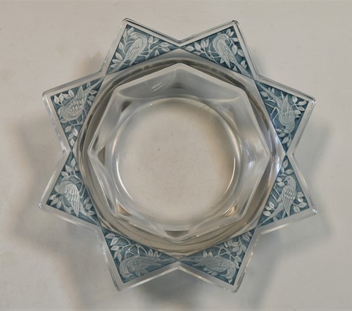 Lot 14 - Fauvettes, an R. Lalique polished and stained glass cendrier, circa 1924