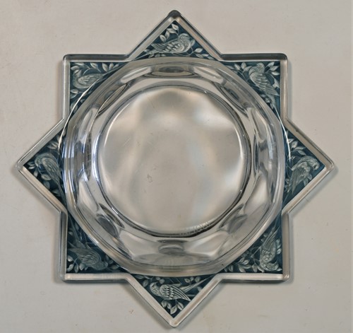 Lot 14 - Fauvettes, an R. Lalique polished and stained glass cendrier, circa 1924