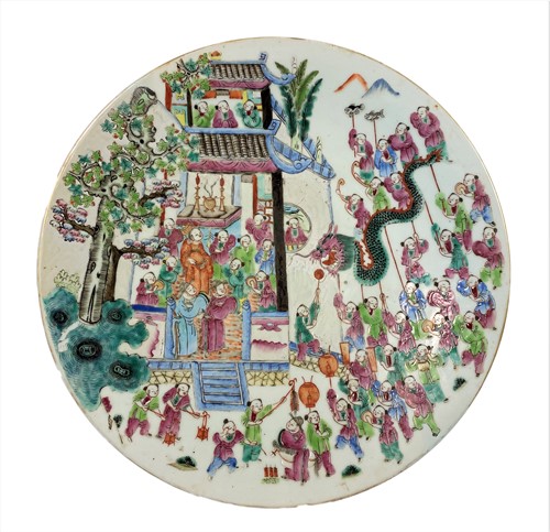 Lot 24 - A Chinese famille rose porcelain circular festival plate, late Qing Dynasty, circa 1900