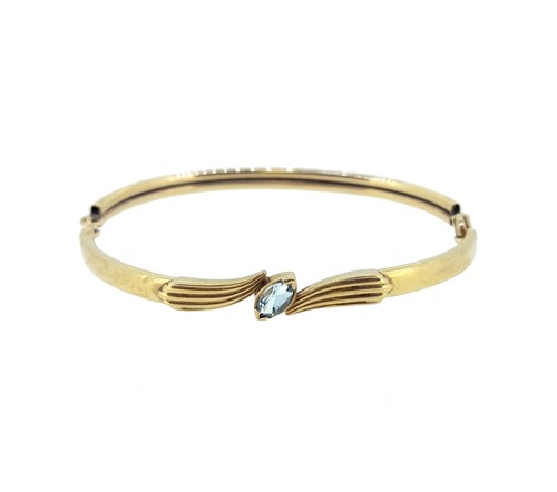 Lot 142 - An aquamarine hinged bangle