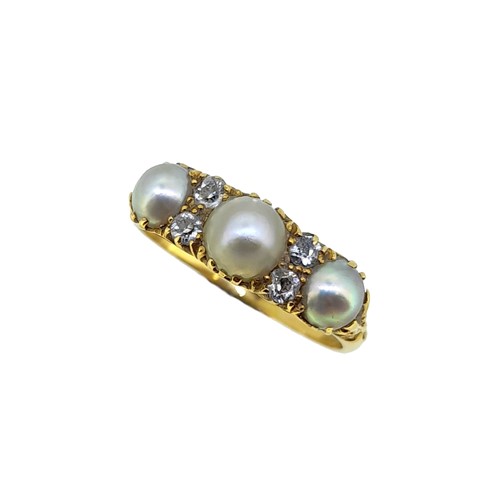 Lot 162 - An early 20th century pearl and diamond ring