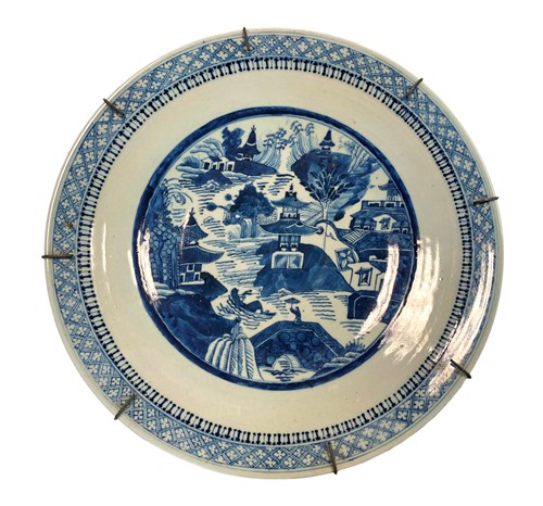 Lot 10 - A Chinese blue and white porcelain shallow dish, Qing Dynasty, circa 1880