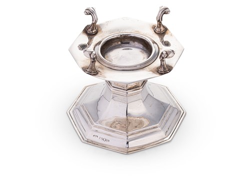 Lot 661 - A George V silver Worshipful Company of Skinners commemorative table salt