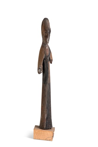 Lot 101 - A Chinese wood tomb figure