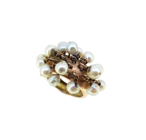 Lot 29 - A cultured freshwater pearl dress ring