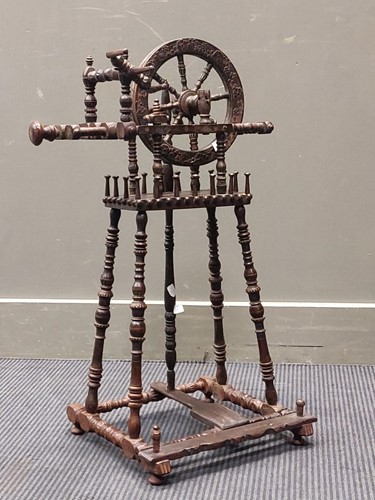 Lot 644 - A spinning wheel, 79cm high