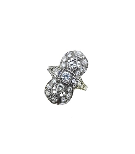 Lot 173 - An Art Deco diamond panel ring