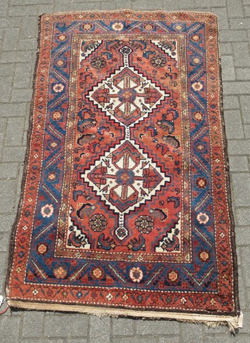 Lot 679 - A Heriz rug, 193 x 108