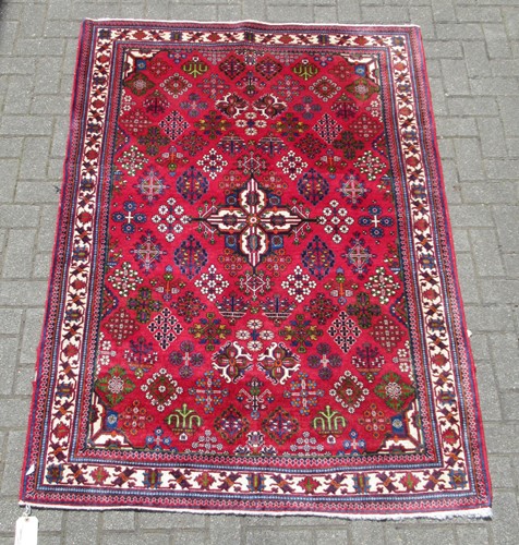 Lot 675 - A Kashan rug, 200 x 137cm