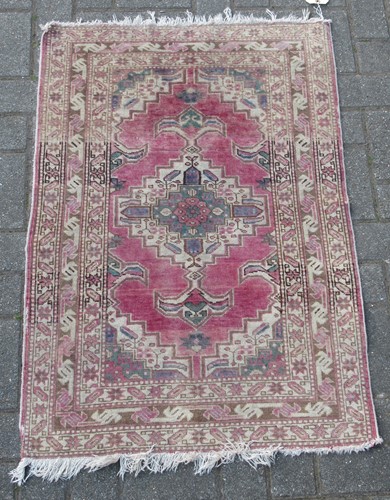 Lot 686 - A Shirvan rug, 110 x 73cm