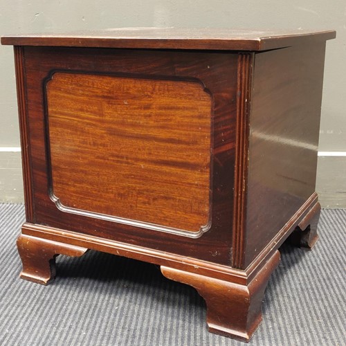 Lot 587 - A Georgian style mahogany commode 45 x 46 46cm