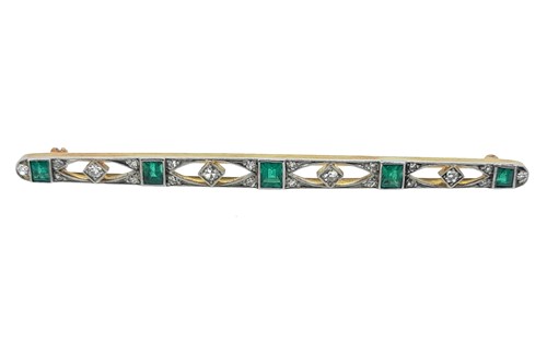 Lot 89 - An emerald and diamond Art Deco bar brooch