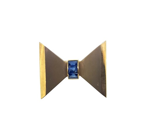 Lot 188 - An Art Deco sapphire bow brooch