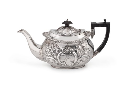Lot 689 - Chester - A Victorian silver teapot