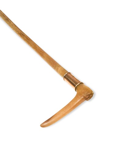 Lot 153 - A rose gold mounted and Rhinoceros horn riding crop, by James Smith & Son, London, 1910
