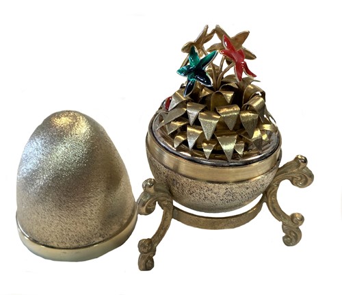 Lot 479 - Stuart Devlin for Boodle & Dunthorne - A parcel gilt and enamel 1976 surprise egg