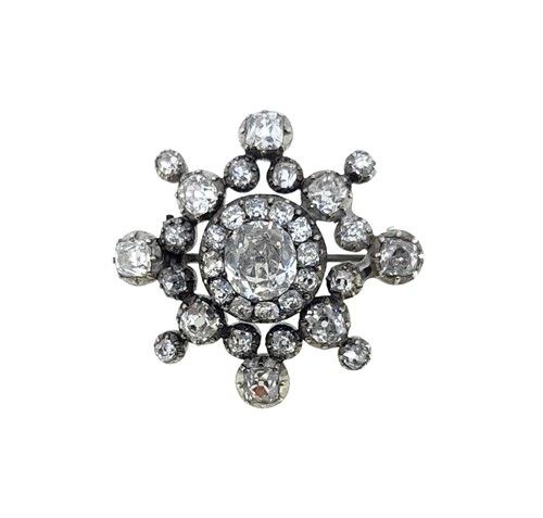 Lot 226 - A Victorian diamond set brooch