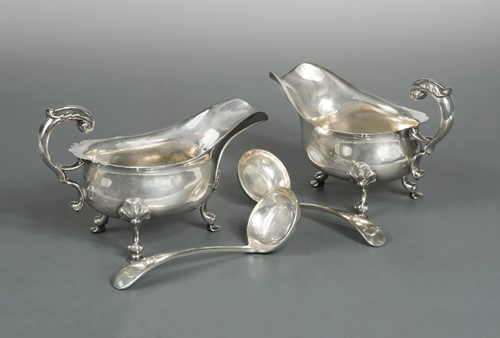 Lot 656 - A pair of George V silver sauce boats with ladles en suite