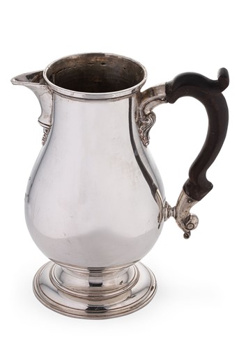Lot 559 - A George III 18th century silver beer jug