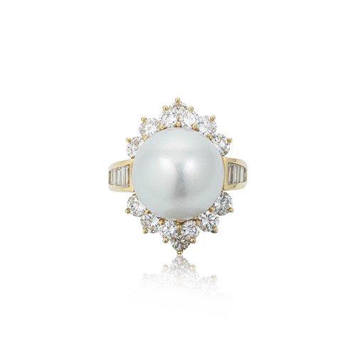 Lot 177 - An Australian south sea pearl and diamond cocktail ring