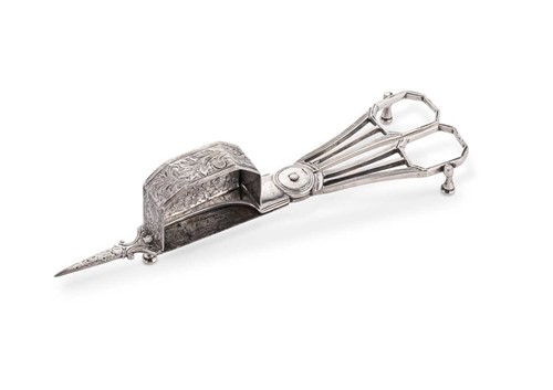 Lot 539 - A George III silver candle snuffer or wick trimmer