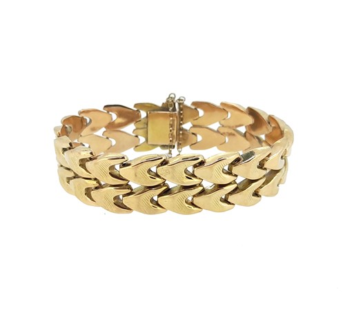 Lot 235 - A 9ct gold fancy bracelet