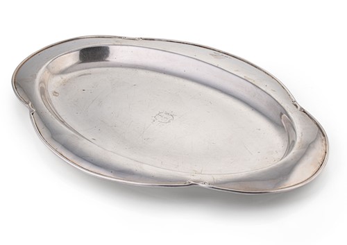 Lot 642 - A George V silver oval dish