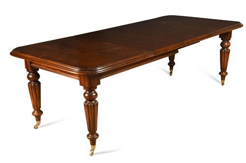 Lot 462 - A Victorian style mahogany extending dining table, 20th century