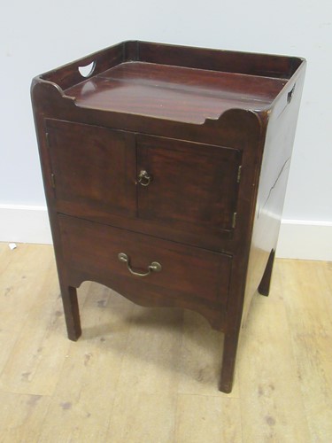 Lot 577 - George III mahogany night table, 72 x 49 x 45cm