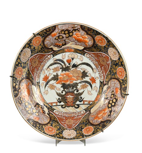 Lot 187 - A Japanese Imari porcelain charger, Edo Period, 18th century