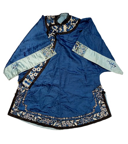 Lot 147 - A Chinese woman's silk and embroidered jacket, late Qing Dynasty
