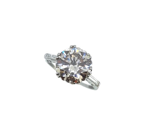 Lot 283 - A diamond single stone ring with diamond set shoulders