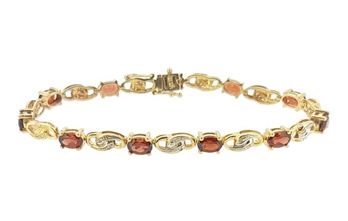 Lot 62 - A 9ct gold garnet bracelet