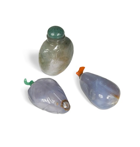 Lot 165 - A Chinese greenstone snuff bottle, early 20th century